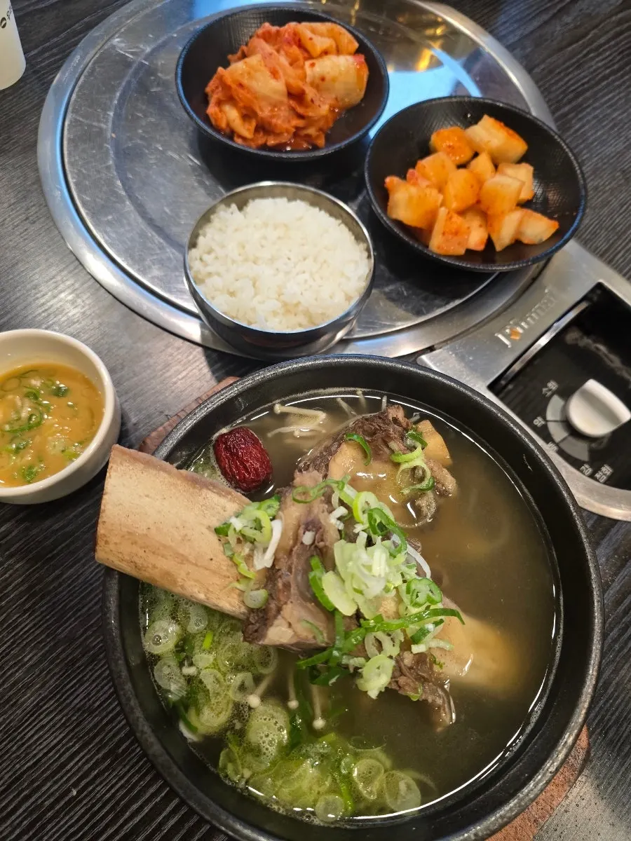 갈비탕 고기와 떡국설렁탕 떡을 함께 담은 모습