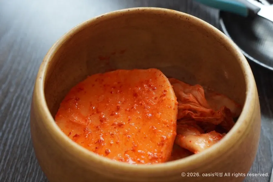 Table setting with ordered seolleongtang and kimchi mandu