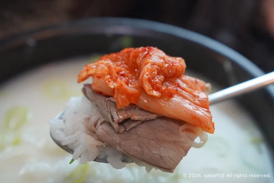 Close-up of seolleongtang topped with scallions