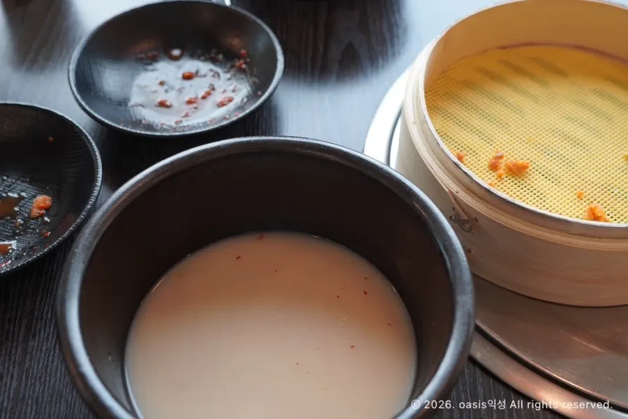 Table setting eating seolleongtang and kimchi mandu together