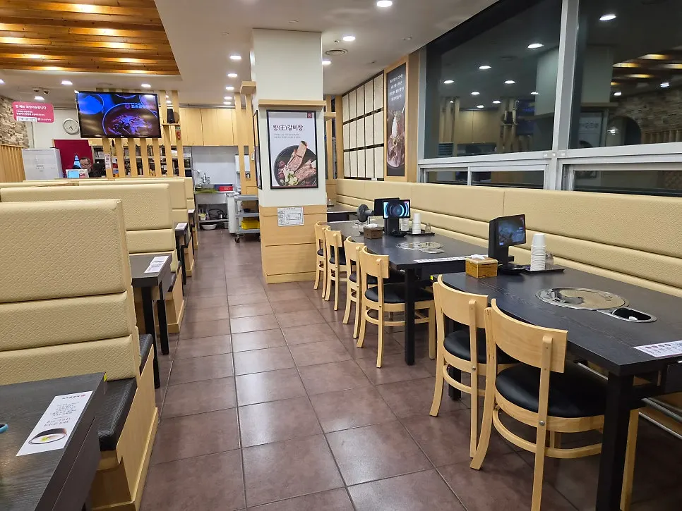 좌석이 넉넉한 한촌설렁탕 까치울역점 매장 내부