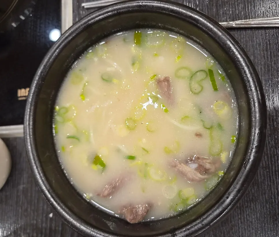 대파와 고기가 든 설렁탕 국물 클로즈업