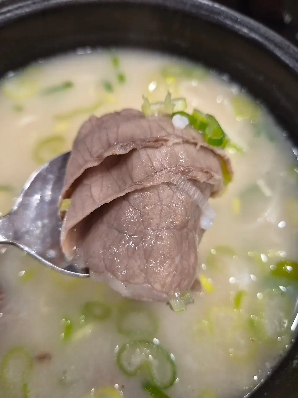아이에게 밥을 말아준 설렁탕 한 그릇