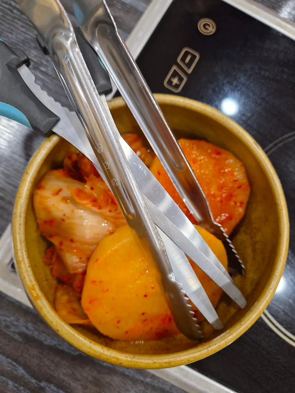 테이블에 준비된 김치와 깍두기