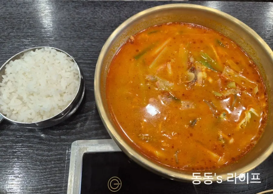 Spicy eolkeun-seolleongtang with green onion and glass noodles