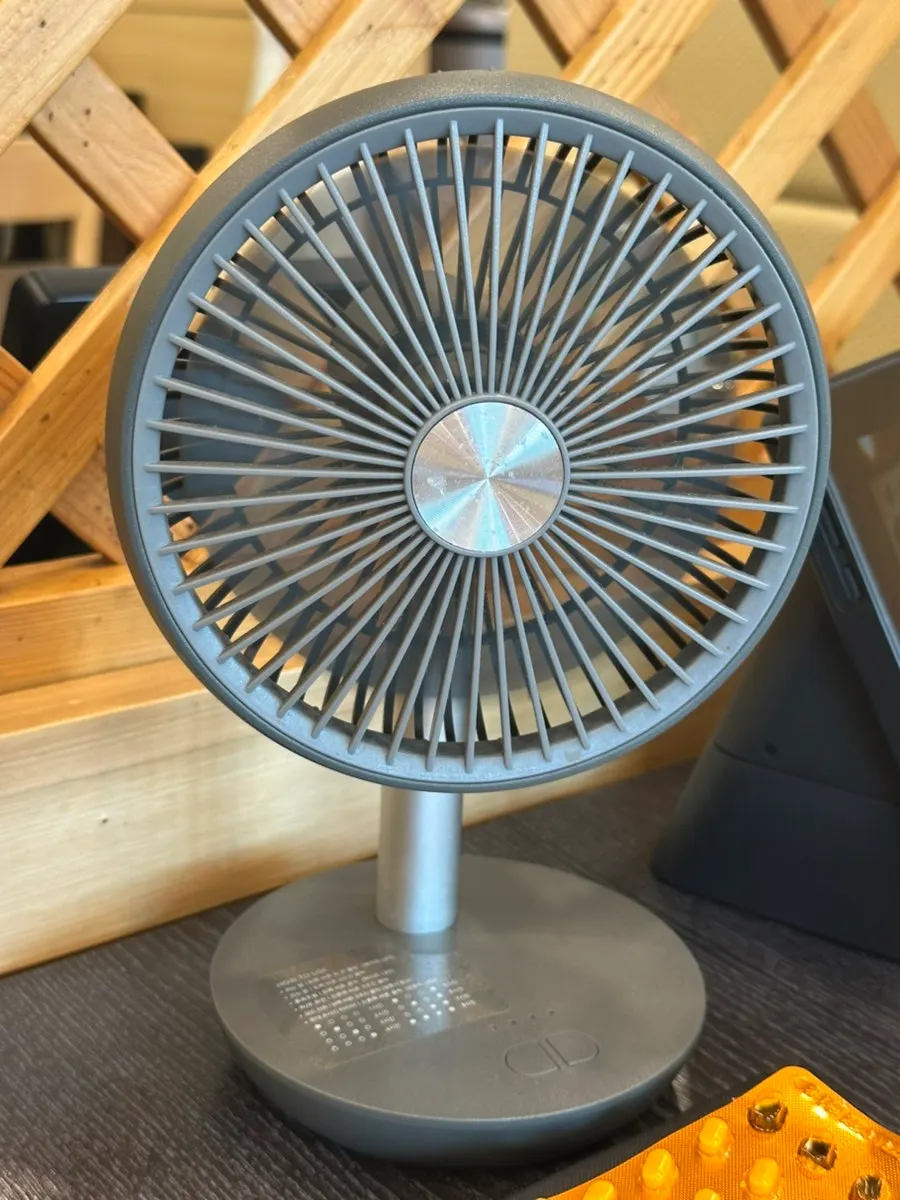 Small fan on the table for cooling the hot stone bowl