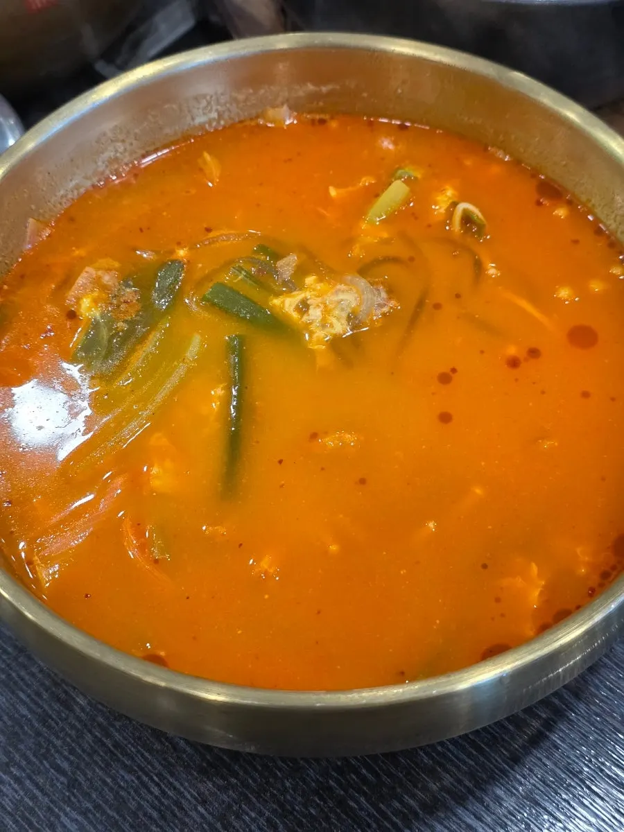 Bowl of rice served with the spicy seolleongtang