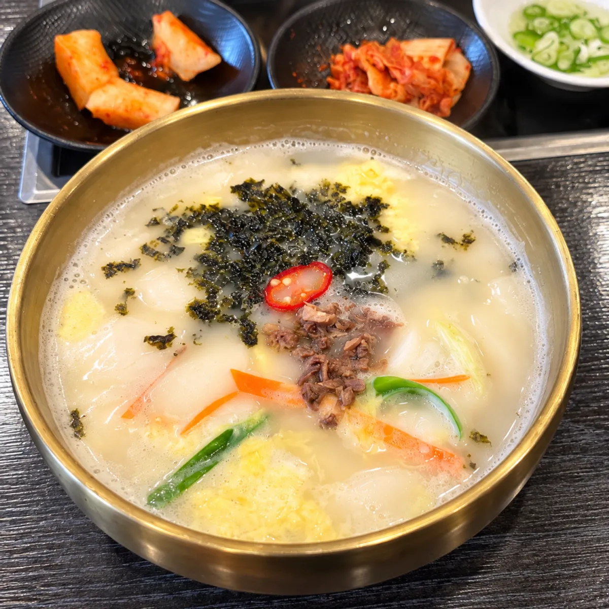 Signature photo of tteokguk seolleongtang at Hanchon Seolleongtang Kkachiul Station Branch