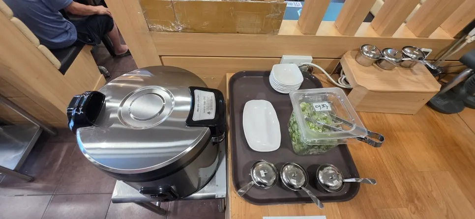 Self bar with rice, salt, and green onion
