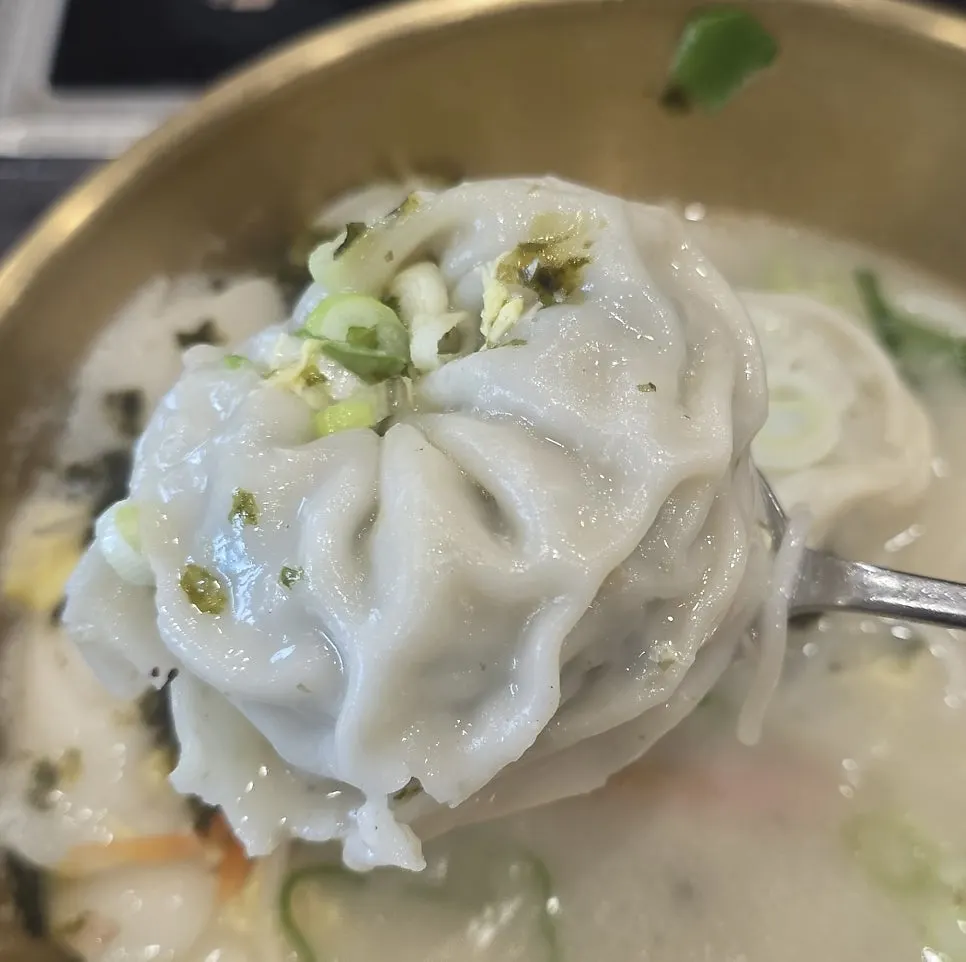 Mandu dropped into the tteokguk seolleongtang