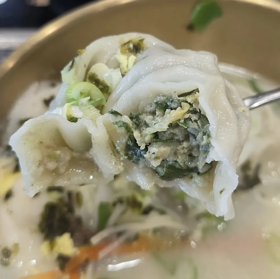 A spoonful of rice cake and mandu together, tteokmanduguk-style seolleongtang
