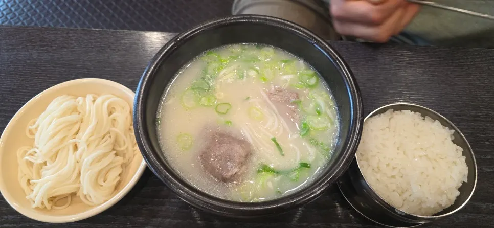 Basic seolleongtang with extra somyeon noodles added