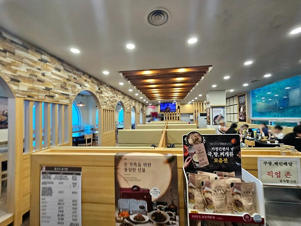 Open, spacious interior of Hanchon Seolleongtang Kkachiul Station Branch