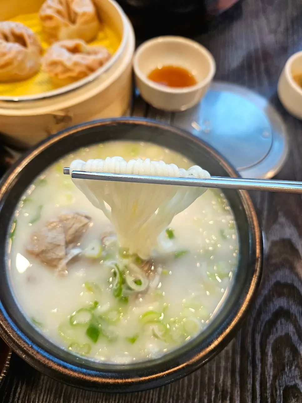 A bowl of seolleongtang seasoned to taste