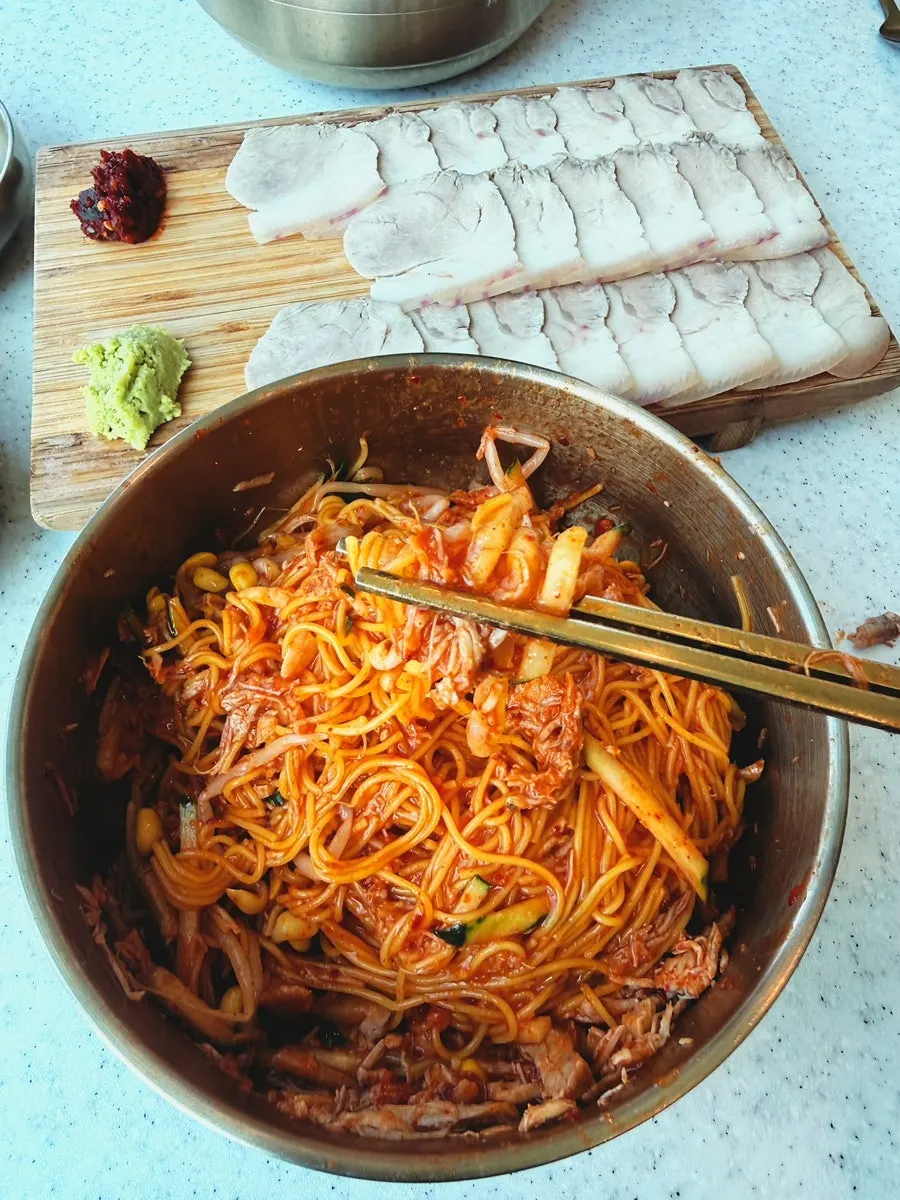 The sauce and noodles of the bibim noodles