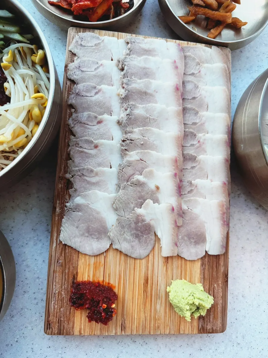 Dombe naengsuyuk served on a wooden board