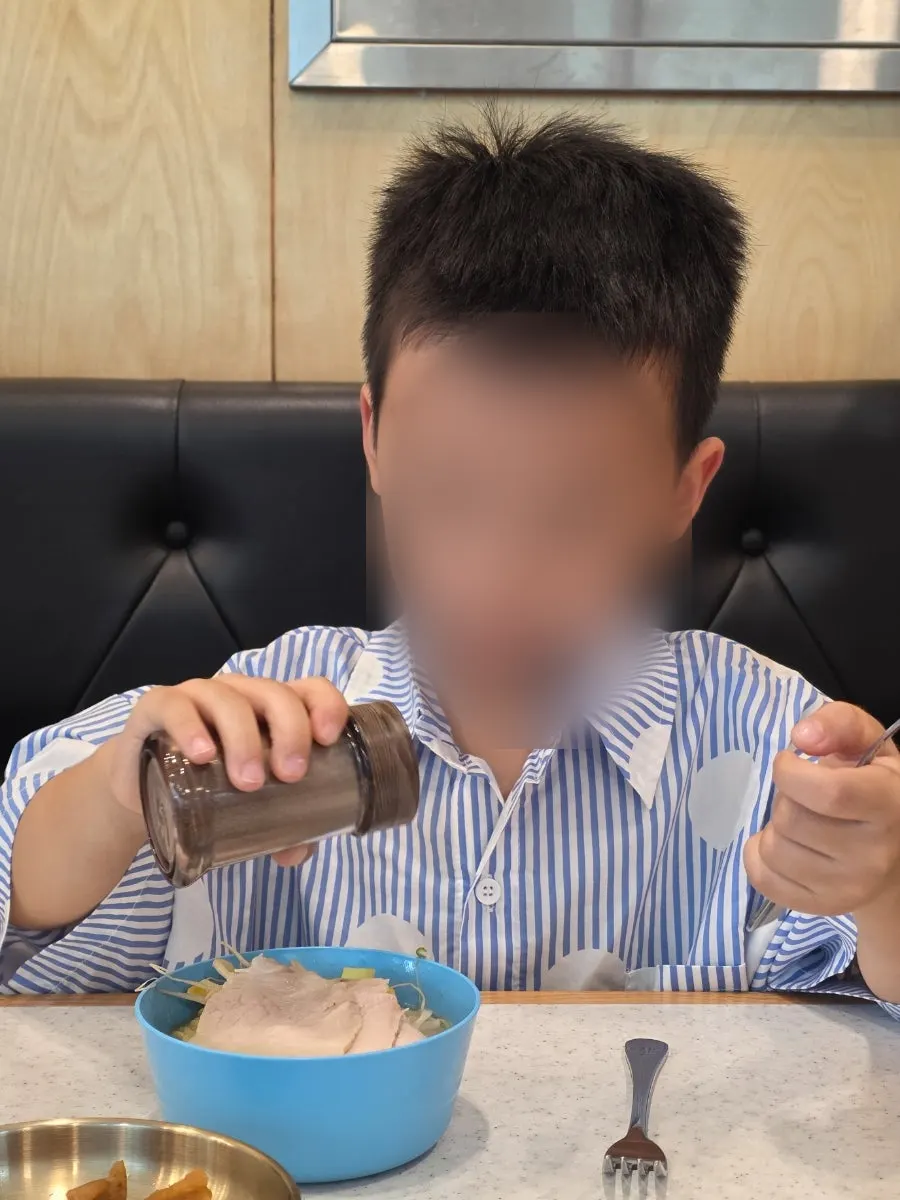 사골육수에 제주산 돼지고기가 올라간 고기국수
