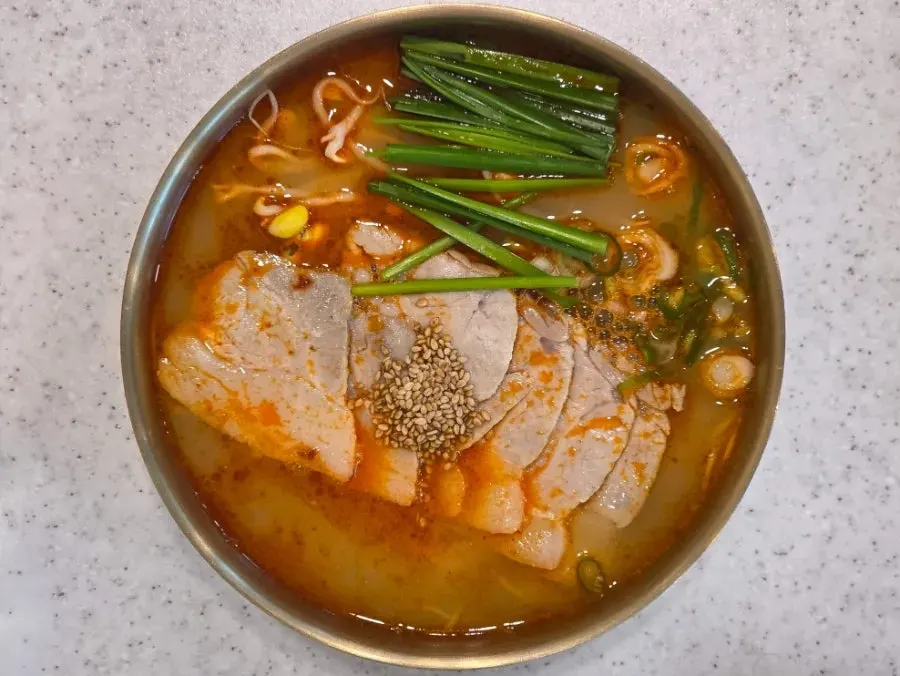 한담국수 마라고기국수 한 그릇