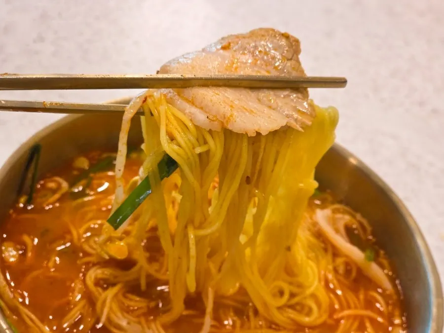 마라 향과 땅콩소스가 어우러진 마라고기국수