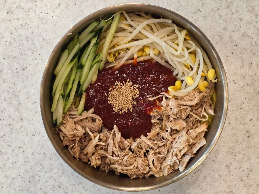 동치미육수를 곁들인 동치미 비빔국수