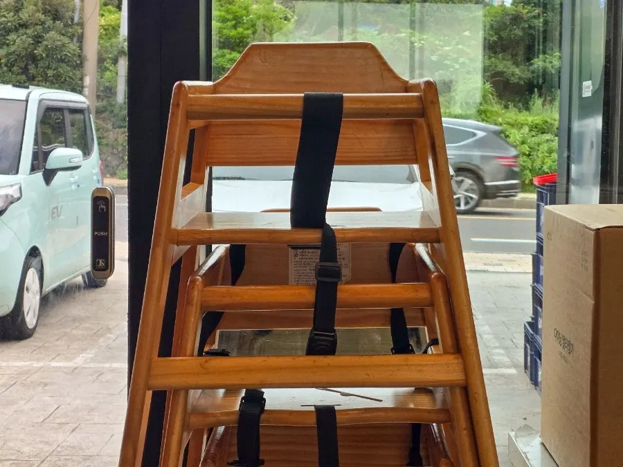 아기의자가 놓인 한담국수 곽지애월점 좌석