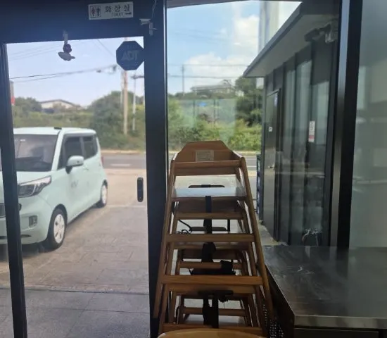 오션뷰 창가 좌석과 유아용 의자