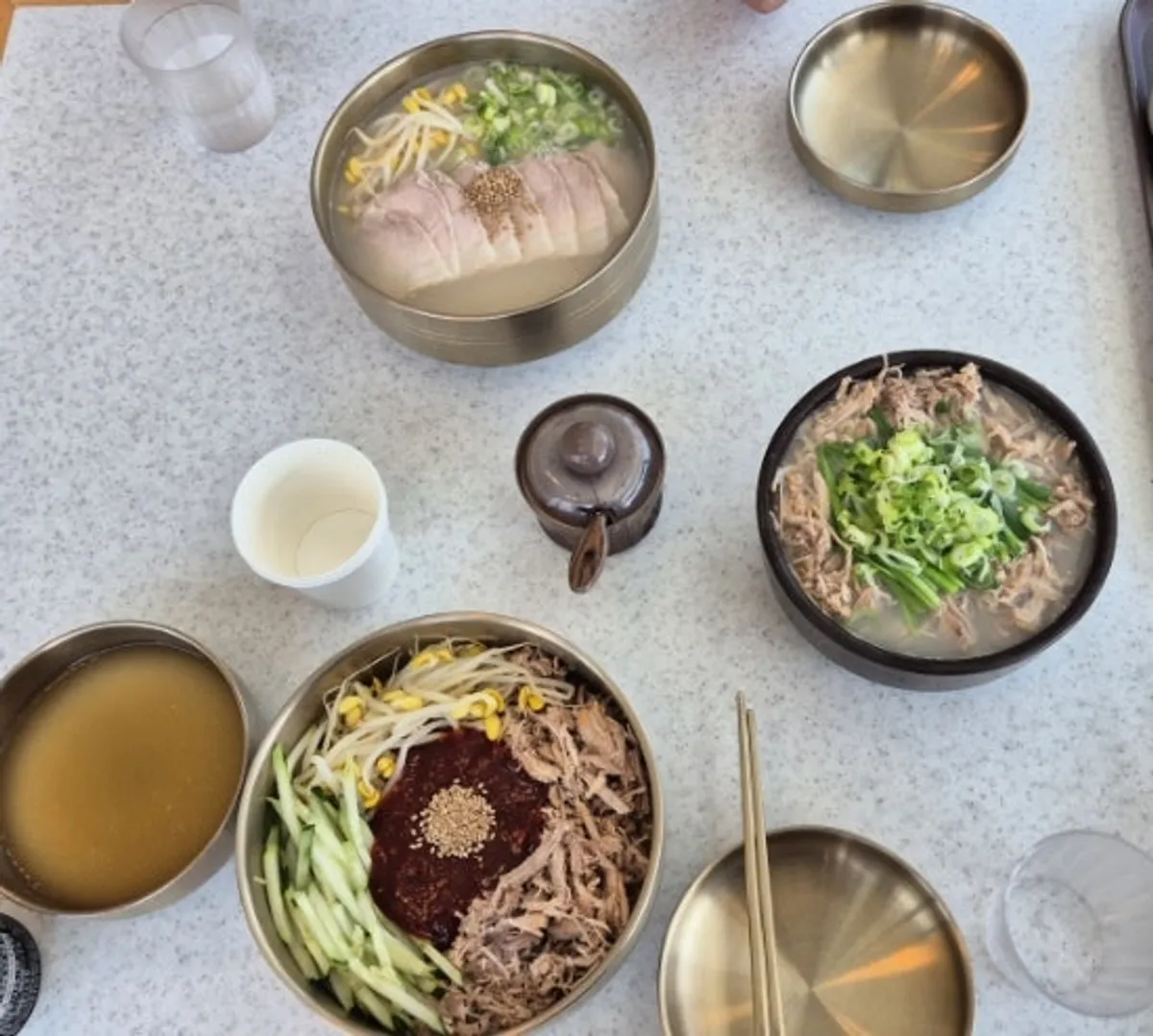 국수 세 그릇이 차려진 오션뷰 테이블