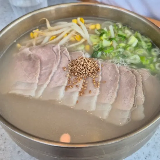 두꺼운 면발 위 제주산 돼지고기 고기국수