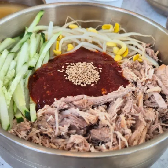 동치미 육수와 함께 나온 비빔국수