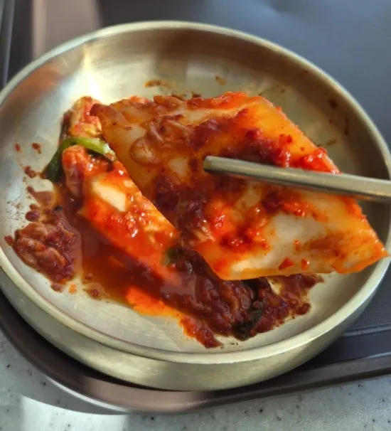 셀프바에서 가져온 배추김치