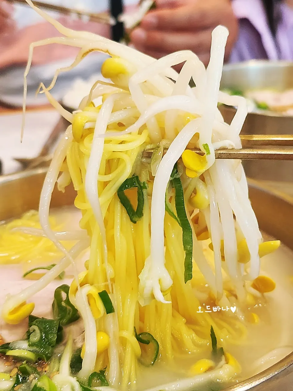 Pork noodle soup with bean sprout side dish