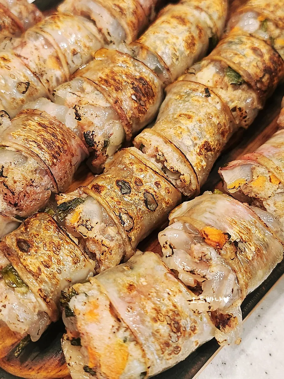 Cross-section of sundae packed with chives and pork