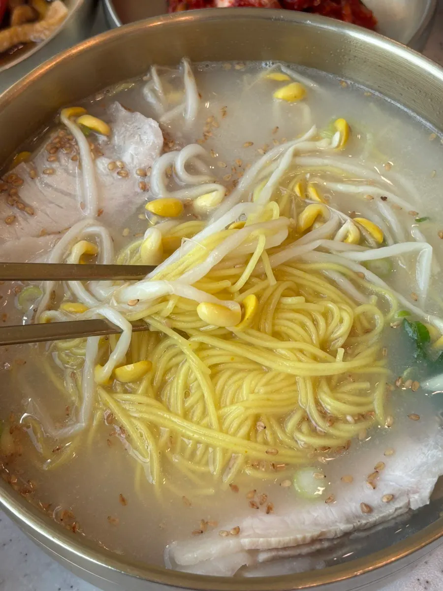 뽀얀 사골 육수의 고기국수 한 그릇