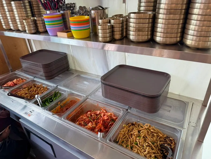 Mountain-pile bibim noodles heaped with vegetables and meat