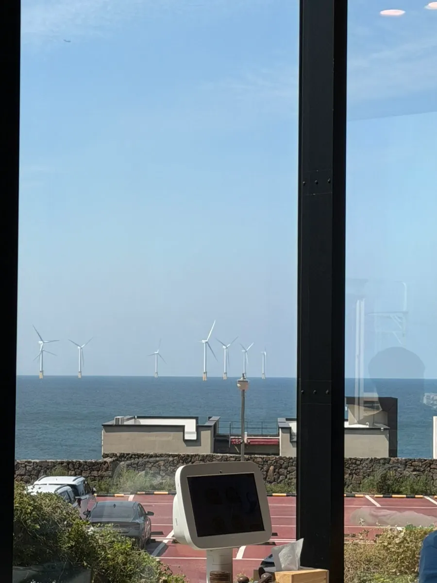 통유리창 너머 바다가 보이는 한담국수 창가 자리