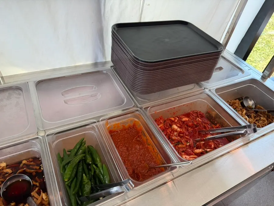 한담국수 셀프바에 준비된 기본 반찬