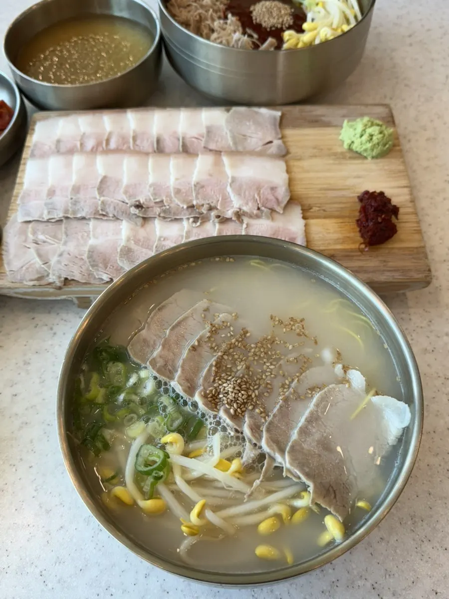 뽀얀 사골 육수의 한담국수 사골 고기국수