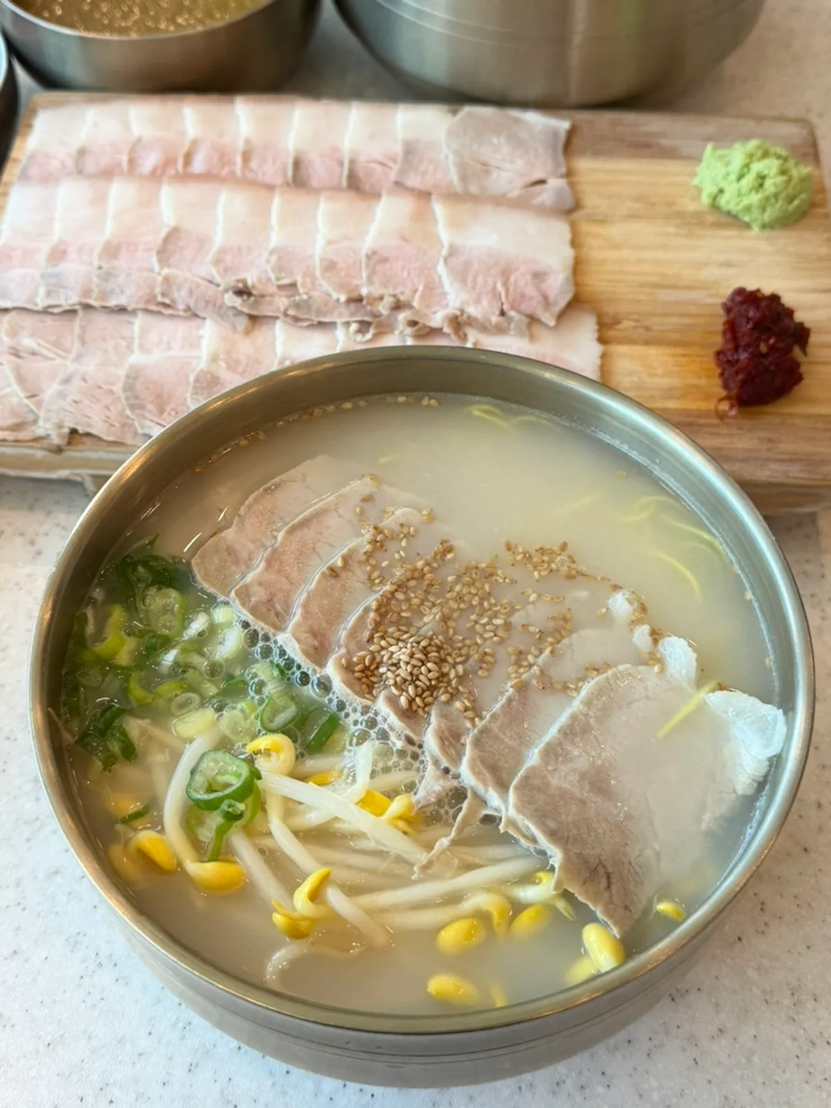 국물을 떠먹는 한담국수 사골 고기국수 한 그릇