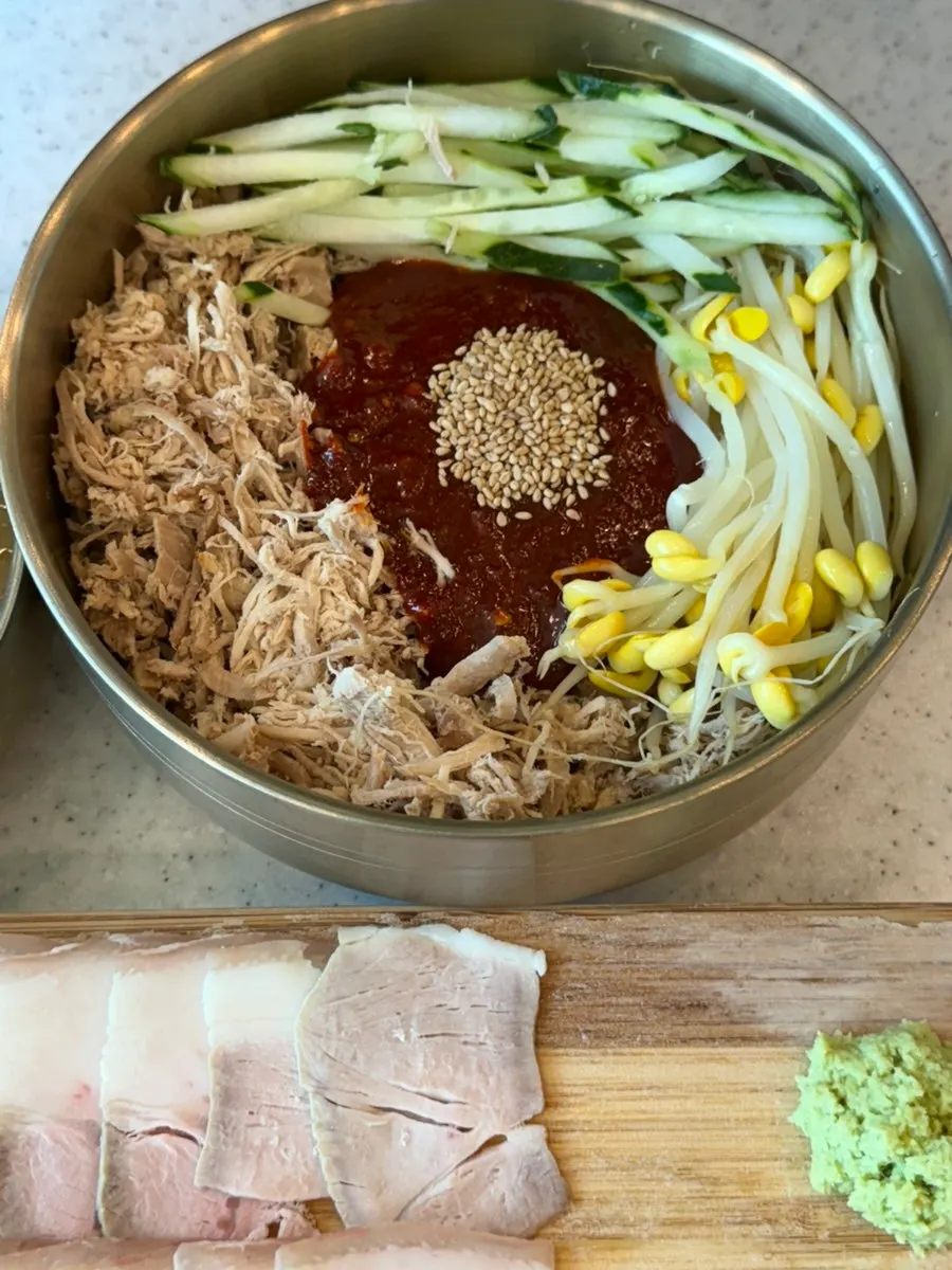 동치미 육수를 부어 먹는 한담국수 동치미 비빔국수
