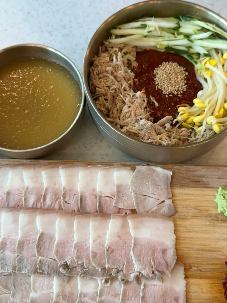 양념이 비벼진 동치미 비빔국수
