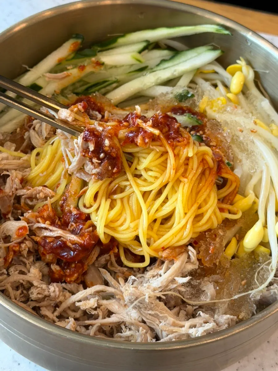 새콤달콤한 동치미 비빔국수 면발