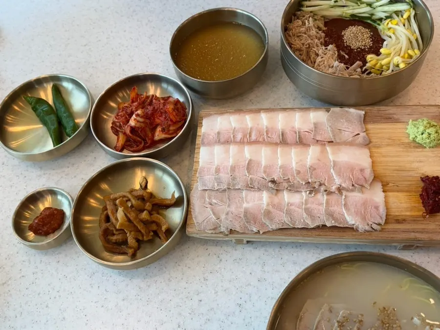 고기국수와 비빔국수, 돔베냉수육 상차림
