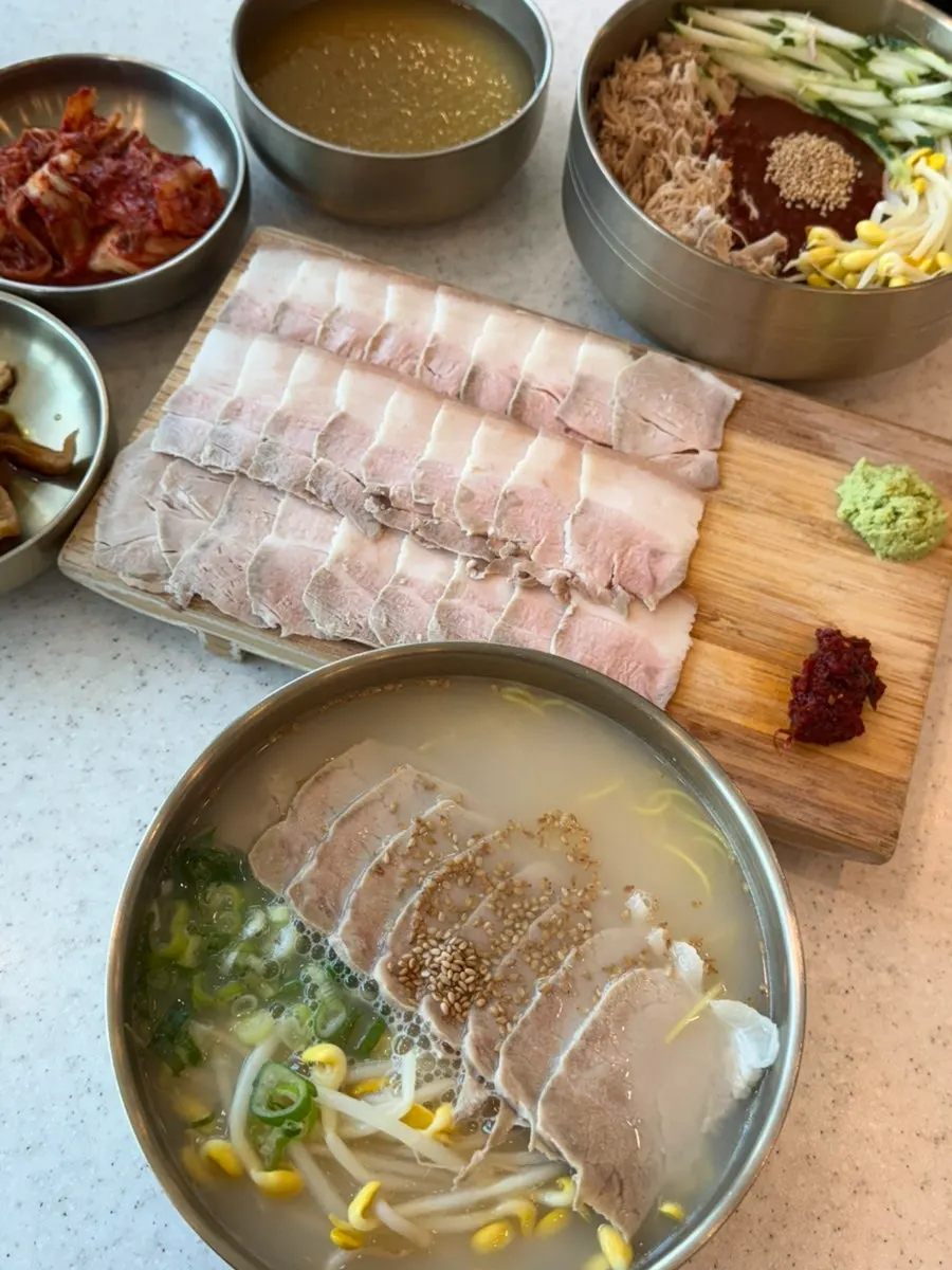 얇게 슬라이스한 한담국수 돔베냉수육