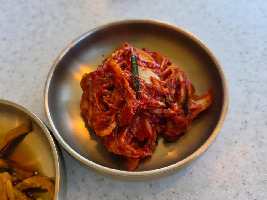접시에 담긴 김치 클로즈업