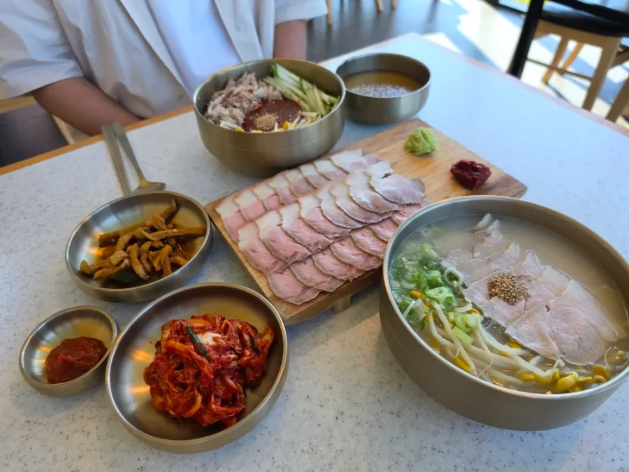 사골 고기국수와 동치미 비빔국수, 돔베냉수육 상차림