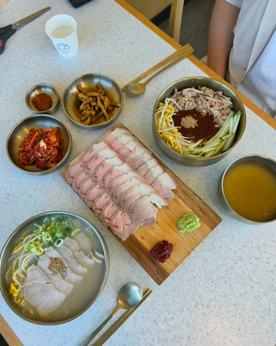 바다 배경으로 찍은 국수 상차림 세로 컷