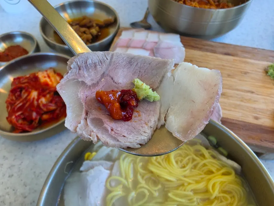 도마에 정갈하게 담긴 돔베냉수육