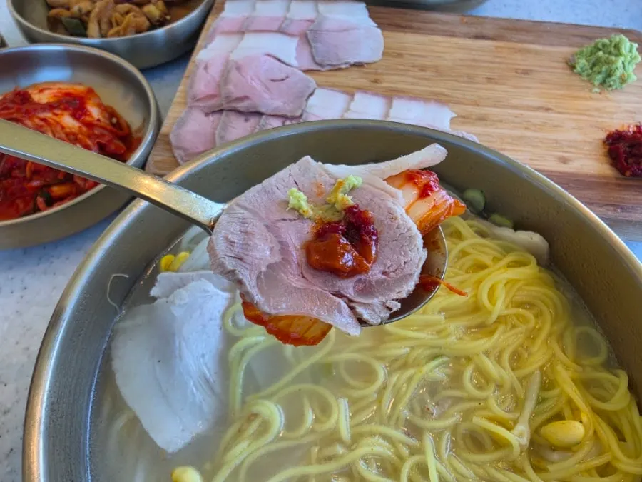 와사비와 특제 양념을 곁들인 수육 한 점