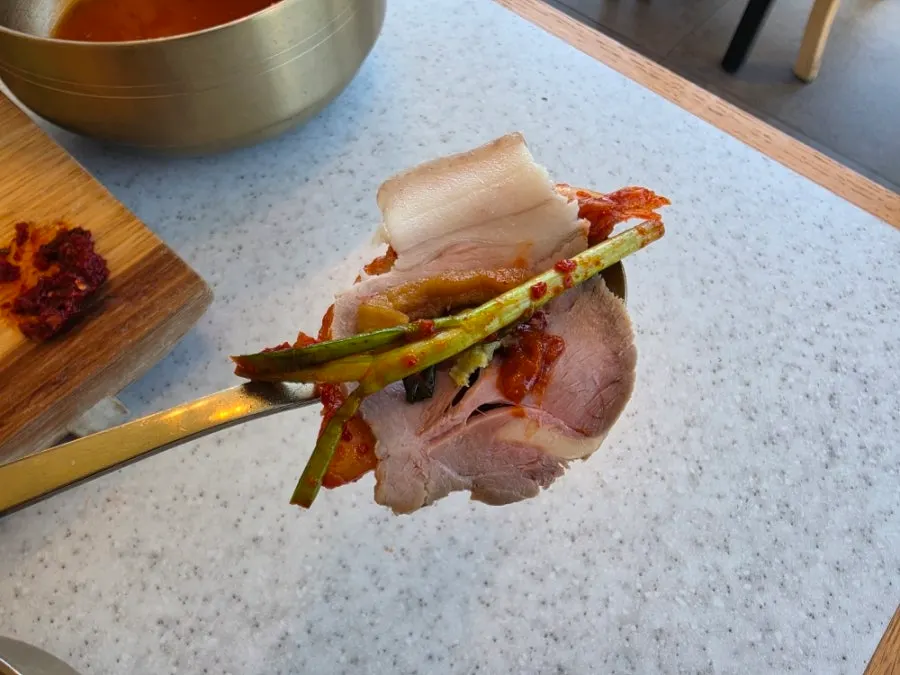 수육과 김치를 함께 올린 한 점