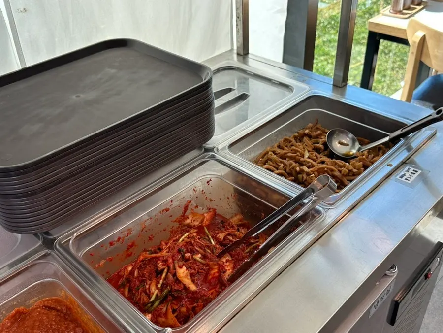 한담국수 홀 테이블과 바다 전망
